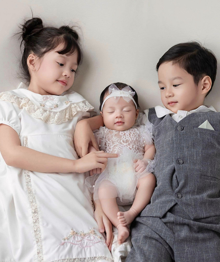 3 con Hoa hậu Đặng Thu Thảo được nhận xét xinh xắn, đáng yêu, thừa hưởng trọn vẹn những nét đẹp của cả bố và mẹ.