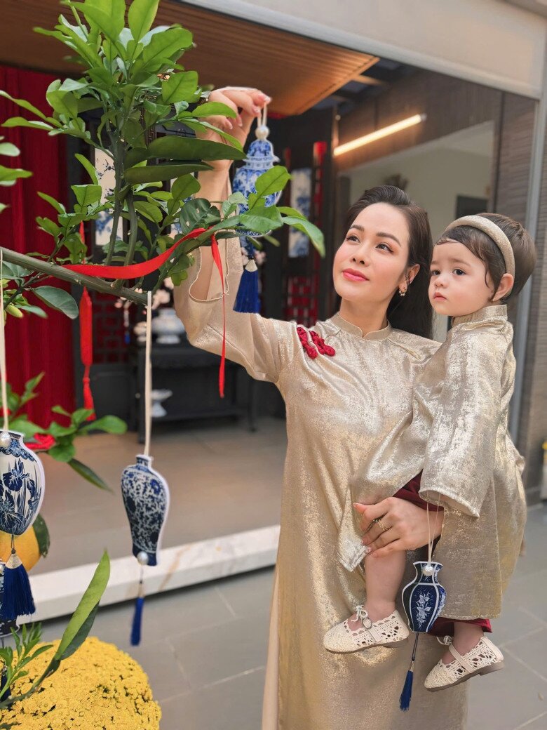 Con gái Nhật Kim Anh luôn được mặc đồ đồng điệu với mẹ, ra phố chụp ảnh và ngắm phong cảnh.