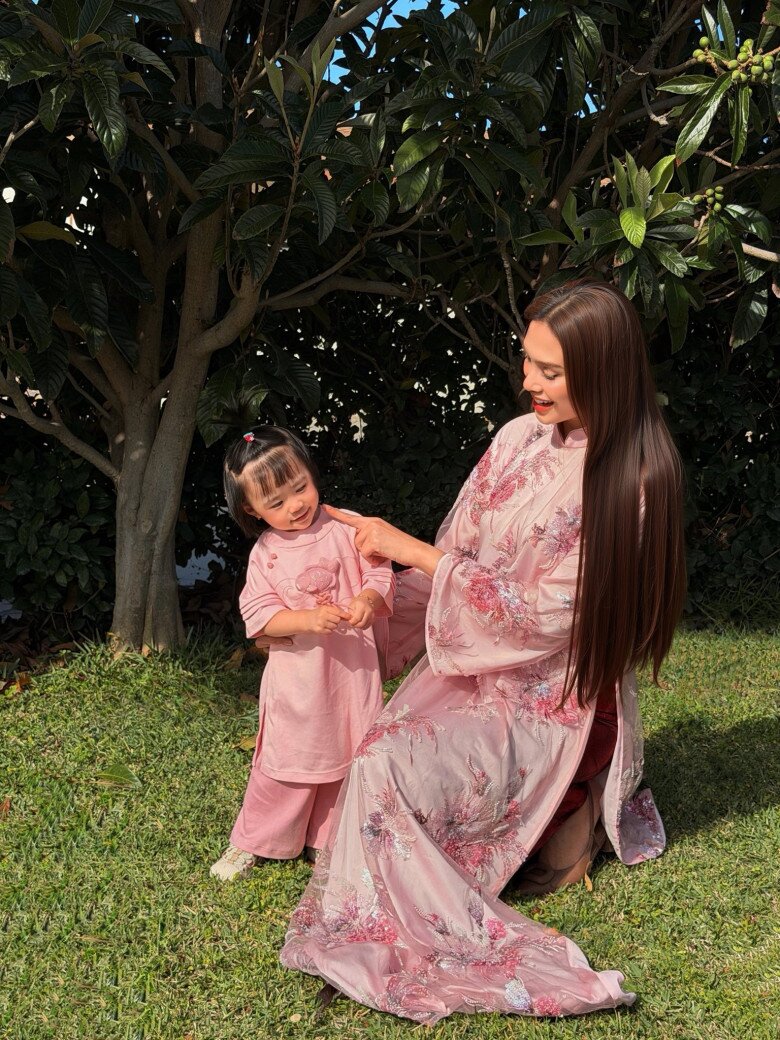 Siêu mẫu Võ Hoàng Yến cùng con gái yêu Nubi.