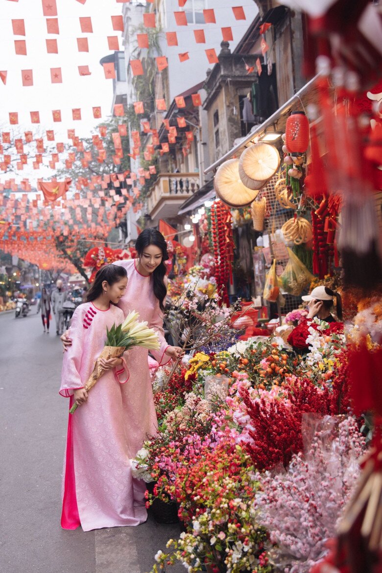 Con gái Hoa hậu Hà Kiều Anh xinh đẹp, tự tin, dạn dĩ tạo dáng trước ống kính máy ảnh.