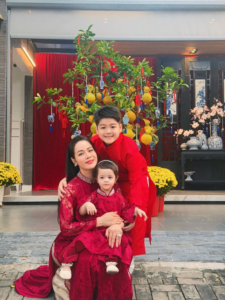Mẹ đơn thân Nhật Kim Anh rất chịu chi khi tậu nhiều bộ áo dài khác nhau cho các con dịp Tết 2026.