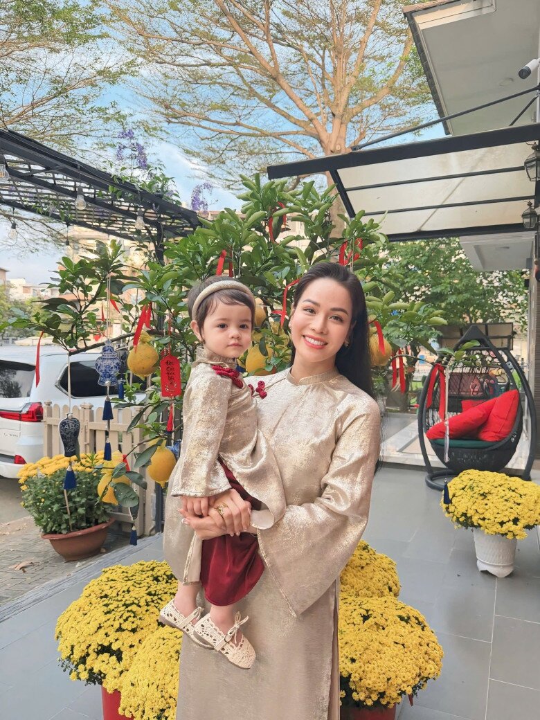 Con gái Hoa hậu Đặng Thu Thảo, Hà Kiều Anh, Hamp;#39;Hen Niê xúng xính áo dài đón Tết 2026, bé nào cũng xinh như thiên thần - 19