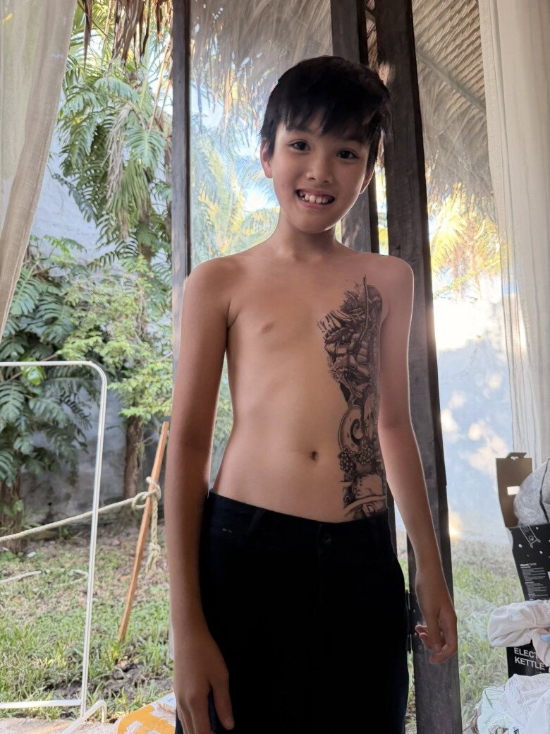 Con trai Quỳnh Lương cho bạn dán hình xăm lên người để kiếm tiền khiến mẹ amp;#34;cạn lờiamp;#34; - 1