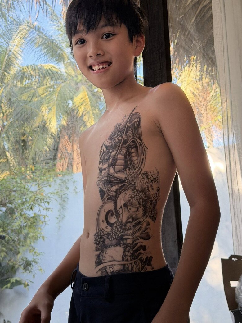 Con trai Quỳnh Lương cho bạn dán hình xăm lên người để kiếm tiền khiến mẹ amp;#34;cạn lờiamp;#34; - 2