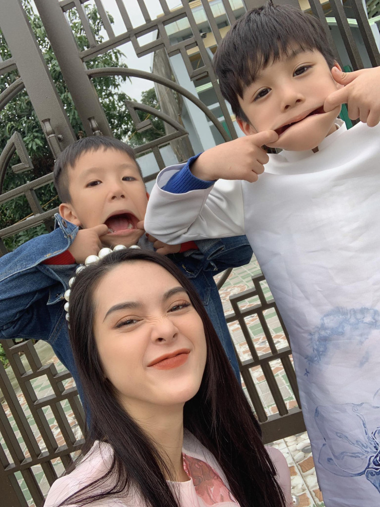 Con trai đang ở lứa tuổi dậy thì, Quỳnh Lương luôn cố gắng nói chuyện, làm bạn với bé để có thể đồng hành cùng con tốt hơn trong tương lai.