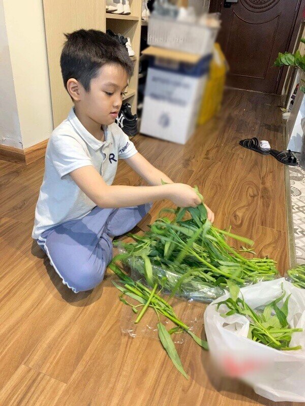 Con trai Quỳnh Lương cho bạn dán hình xăm lên người để kiếm tiền khiến mẹ amp;#34;cạn lờiamp;#34; - 5