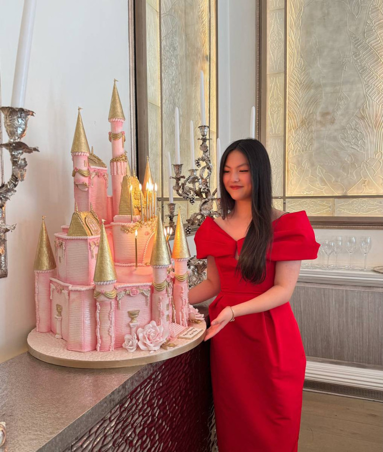 Cuộc sống của 2 hot girl nhí amp;#34;Bố ơi! Mình đi đâu thế?amp;#34;: Người liên tục vướng thị phi, người 15 tuổi đã có Rolls Royce - 10