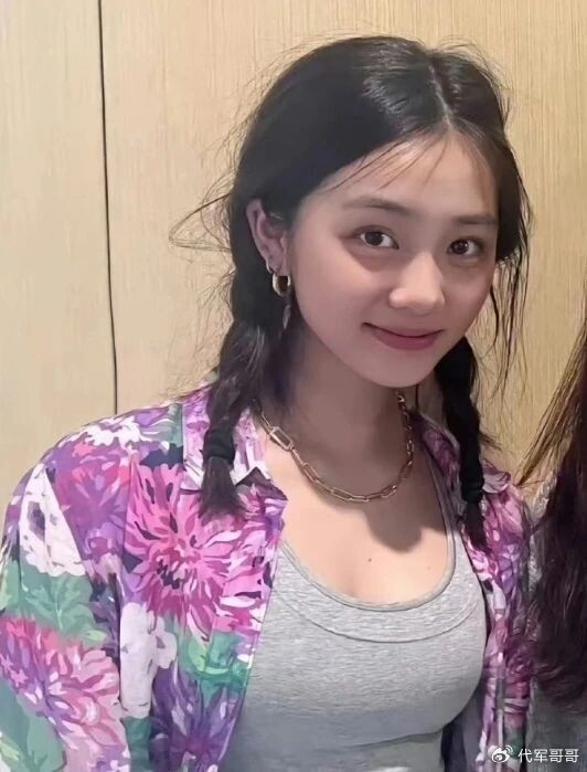 Cuộc sống của 2 hot girl nhí amp;#34;Bố ơi! Mình đi đâu thế?amp;#34;: Người liên tục vướng thị phi, người 15 tuổi đã có Rolls Royce - 6