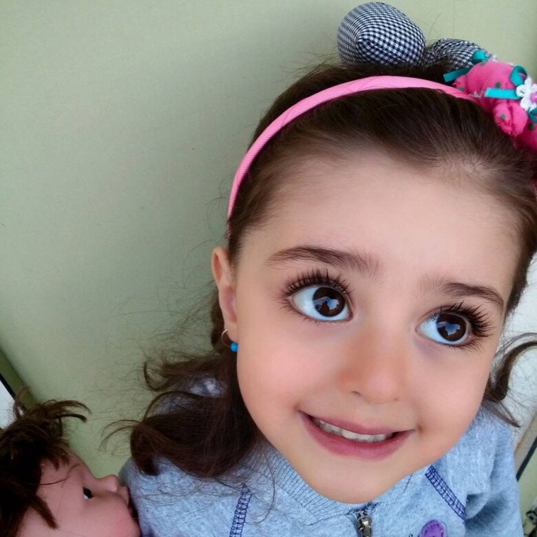 Con gái 5 tuổi mang vẻ đẹp hiếm thấy, rúng động cả thế giới, bố amp;#34;lo sốt vóamp;#34; đưa ra quyết định liều lĩnh - 3