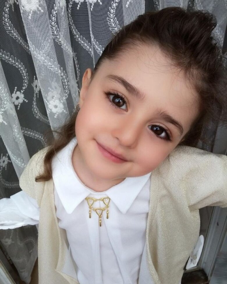 Con gái 5 tuổi mang vẻ đẹp hiếm thấy, rúng động cả thế giới, bố amp;#34;lo sốt vóamp;#34; đưa ra quyết định liều lĩnh - 4