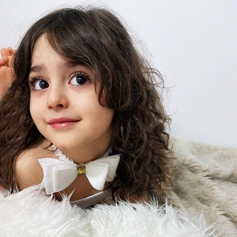 Con gái 5 tuổi mang vẻ đẹp hiếm thấy, rúng động cả thế giới, bố amp;#34;lo sốt vóamp;#34; đưa ra quyết định liều lĩnh - 1