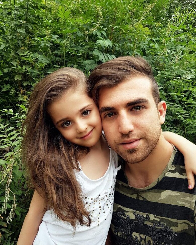 Con gái 5 tuổi mang vẻ đẹp hiếm thấy, rúng động cả thế giới, bố amp;#34;lo sốt vóamp;#34; đưa ra quyết định liều lĩnh - 6