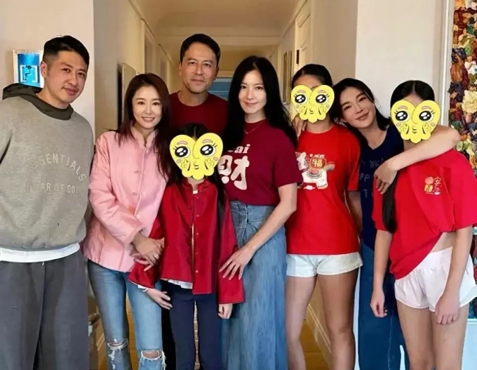 Diện mạo mới nhất của con gái Lâm Tâm Như: Xinh xắn, chân dài, mẹ giấu rất kĩ, nhìn sang con Triệu Vy khác hẳn - 2