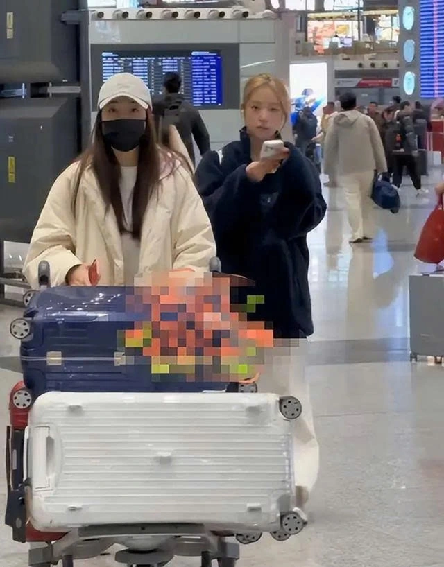 Diện mạo mới nhất của con gái Lâm Tâm Như: Xinh xắn, chân dài, mẹ giấu rất kĩ, nhìn sang con Triệu Vy khác hẳn - 9