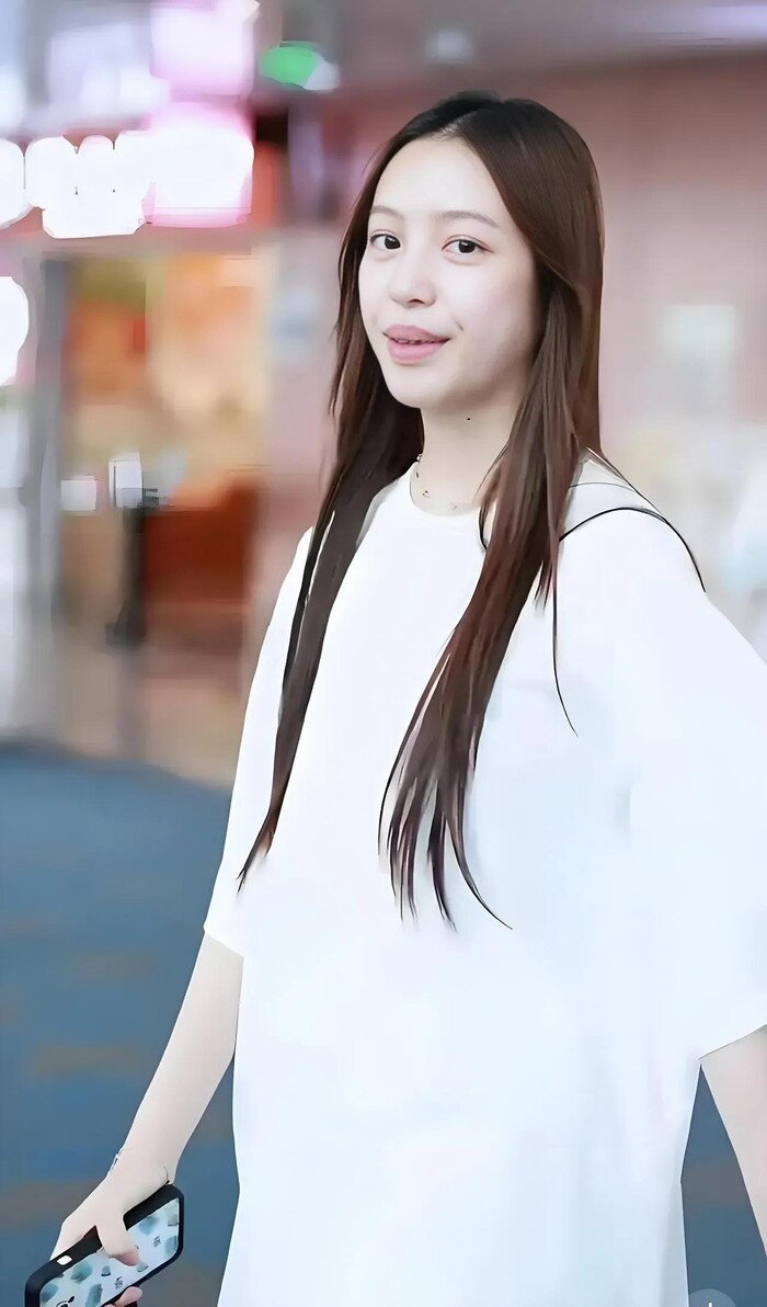 Diện mạo mới nhất của con gái Lâm Tâm Như: Xinh xắn, chân dài, mẹ giấu rất kĩ, nhìn sang con Triệu Vy khác hẳn - 12