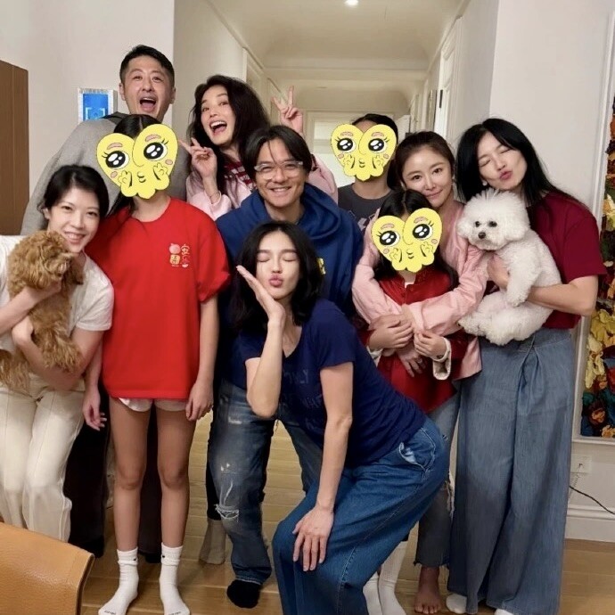 Con gái Lâm Tâm Như (mặc áo đỏ, đứng bên cạnh và được mẹ ôm) được khen ngợi về ngoại hình, đặc biệt là đôi dân dài thẳng tắp.