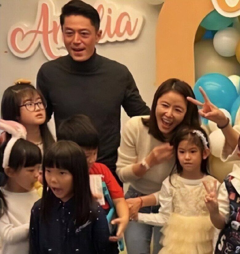 Diện mạo mới nhất của con gái Lâm Tâm Như: Xinh xắn, chân dài, mẹ giấu rất kĩ, nhìn sang con Triệu Vy khác hẳn - 6