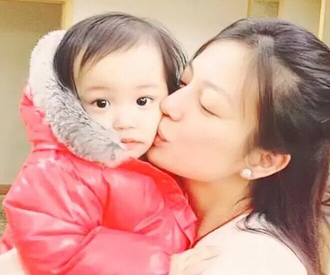 Diện mạo mới nhất của con gái Lâm Tâm Như: Xinh xắn, chân dài, mẹ giấu rất kĩ, nhìn sang con Triệu Vy khác hẳn - 7