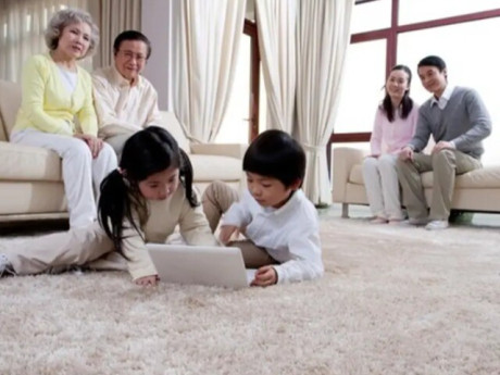 Yêu con - Giúp con trai chăm cháu 3 năm liền, thức ngày cày đêm, ốm không dám nghỉ, mẹ chồng hối hận khi con dâu nói