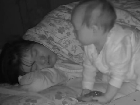 Camera ghi cảnh mẹ bỉm ngủ 8h sáng chưa dậy, hành động của con gái 1 tuổi khiến ai cũng bất ngờ