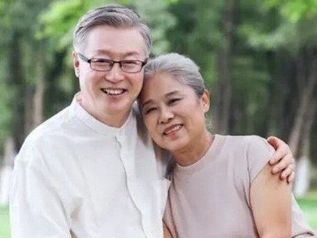 Từng không chấp nhận chuyện bố có "người mới" sau khi mẹ mất, tôi bật khóc ân hận trong lần về thăm không báo trước