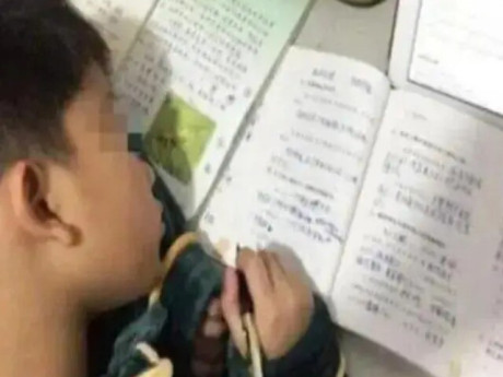Đứa trẻ đột tử vì học cả ngày lẫn đêm, học thêm năng khiếu vào cuối tuần, bé nói 7 từ với mẹ trước lúc mất