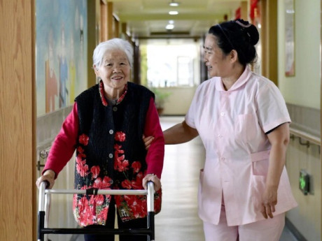 Yêu con - Tưởng vào viện dưỡng lão là có "tuổi già an nhàn", 6 tháng sau tôi vỡ mộng nhận ra: Ở nhà thuê giúp việc là sướng nhất!