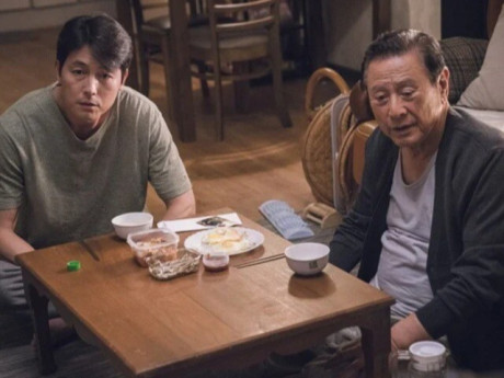 Yêu con - Bố vợ từ quê lên vay 20 triệu sắm Tết mà con rể không cho, chỉ đưa 1 túi quà nhỏ, dặn về nhà hãy mở ra