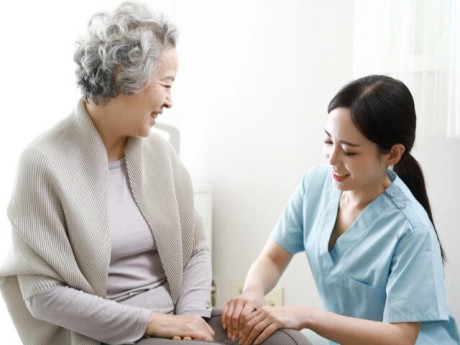 Yêu con - Không cần con cái phụng dưỡng, tôi tự bỏ tiền thuê giúp việc chăm sóc, sau 3 tháng mới thấy bất ngờ