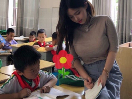 Yêu con - Giữa đêm bố nhắn tin cho cô giáo hỏi "Em ngủ chưa?", câu trả lời của cô khiến ông mất bình tĩnh