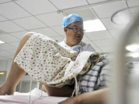 Bà bầu - Vừa đỡ đẻ cho sản phụ, nam bác sĩ sản bị người chồng hành hung và nói một câu khiến ai cũng tức giận