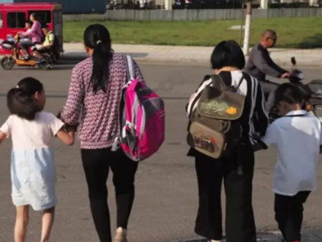 Yêu con - Đứa trẻ được nuôi dạy từ bố mẹ giàu có và nghèo khó, sự khác biệt quá rõ rệt khi trưởng thành