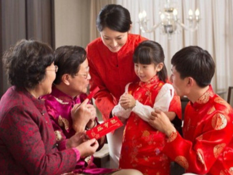 Yêu con - Đứa trẻ bị tịch thu tiền lì xì và đứa trẻ được tự giữ, 20 năm sau, cuộc sống của chúng khác biệt quá rõ rệt