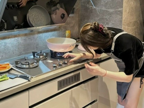 Yêu con - Con trai ngày càng thân thiết giúp việc trẻ đẹp, bố mẹ tá hỏa khi biết nguyên nhân