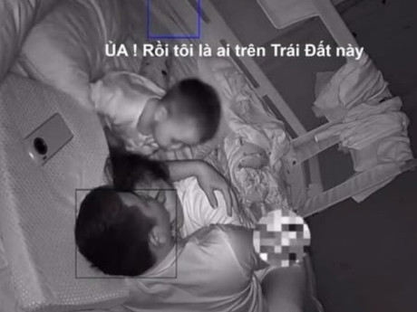 Yêu con - Tưởng con ngủ say, bố mẹ quay sang ôm nhau, hành động của đứa trẻ khiến cả hai xấu hổ
