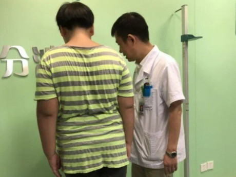 Yêu con - Con vốn gầy gò bỗng nặng 100kg chỉ sau 3 tháng đi học, mẹ bật khóc ân hận vì đã không cho con ăn vặt