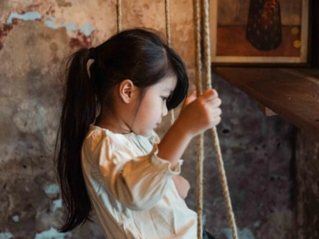 Yêu con - "Mẹ ơi, nhà mình giàu hay nghèo?", câu trả lời chuẩn văn mẫu giúp đứa trẻ thành công trong tương lai