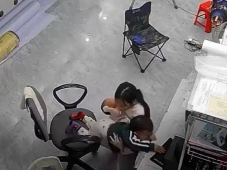Yêu con - Camera giám sát ghi cảnh chị gái một tay bế em sơ sinh, một tay cứu em trai 3 tuổi thoát nạn khiến phụ huynh Việt tranh luận