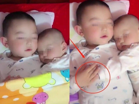 Lo lắng khi để con trai chăm em, mẹ vội về nhà thì thấy cảnh tượng ấm áp, lật chăn ra mới sững người