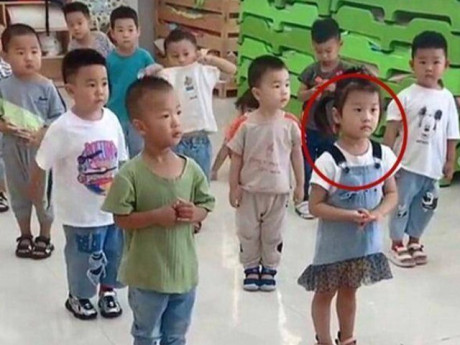 Yêu con - Cô giáo gửi ảnh một tiết học ở lớp, mẹ nhìn kĩ xung quanh liền cảm thấy lo lắng cho đứa trẻ