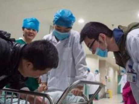 Người phụ nữ 22 tuổi đi đẻ, 4 người đàn ông đều nhận làm bố đứa trẻ khiến ai nấy hoang mang và cái kết