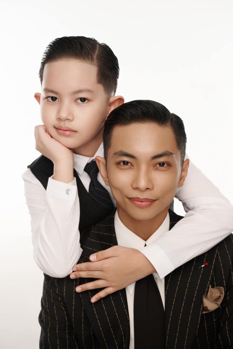 Những khoảnh khắc cha nào con nấy giống nhau đến ngỡ ngàng của Kubi và bố Phan Hiển.