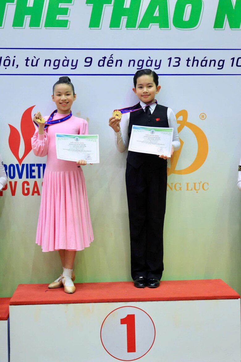 Khánh Thi khoe ảnh amp;#34;cha nào con nấyamp;#34; của Phan Hiển, Kubi càng lớn càng điển trai, giỏi giang - 9