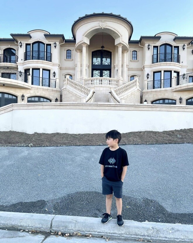 Nơi Thiên Từ và mẹ Thủy Tiên sống tại Mỹ, rộng 1500 m2.