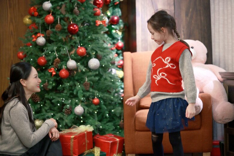 Lan Phương một mình đưa con về quê ăn giỗ, nhóc tỳ lai Tây chuẩn bé gái quê, ngồi chiếu, gặm cánh gà - 11