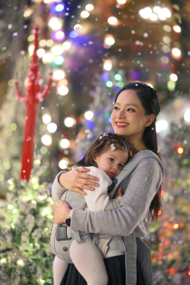 Lan Phương một mình đưa con về quê ăn giỗ, nhóc tỳ lai Tây chuẩn bé gái quê, ngồi chiếu, gặm cánh gà - 10