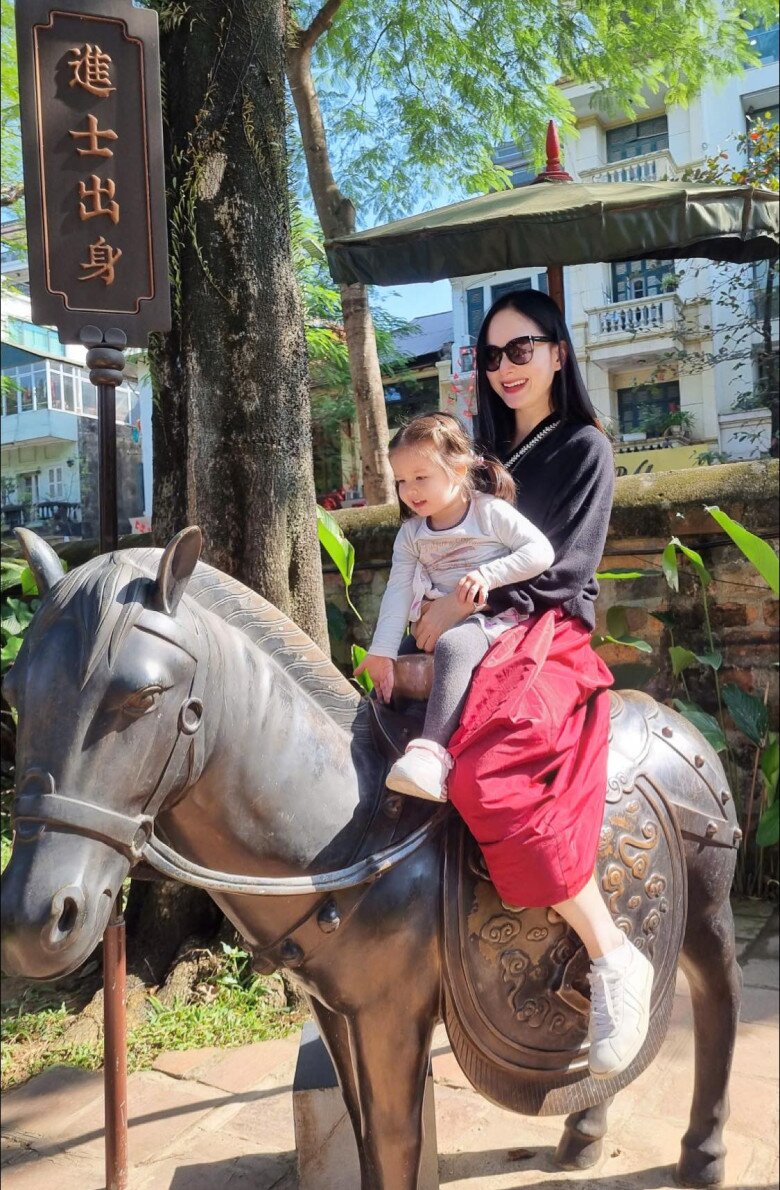 Lan Phương một mình đưa con về quê ăn giỗ, nhóc tỳ lai Tây chuẩn bé gái quê, ngồi chiếu, gặm cánh gà - 9