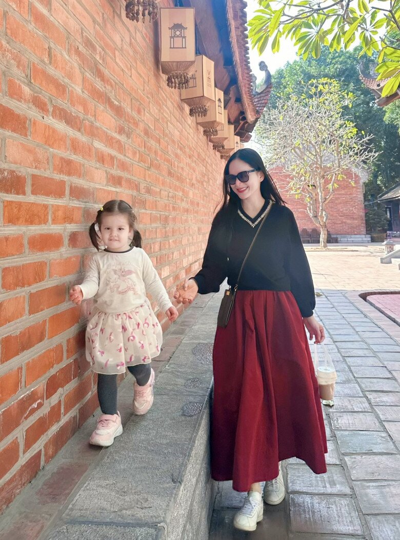 Lan Phương một mình đưa con về quê ăn giỗ, nhóc tỳ lai Tây chuẩn bé gái quê, ngồi chiếu, gặm cánh gà - 7