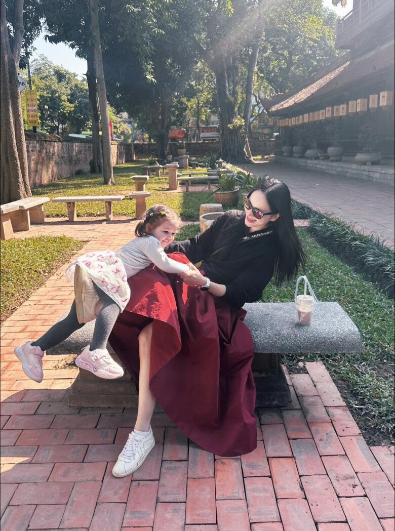 Lan Phương một mình đưa con về quê ăn giỗ, nhóc tỳ lai Tây chuẩn bé gái quê, ngồi chiếu, gặm cánh gà - 6