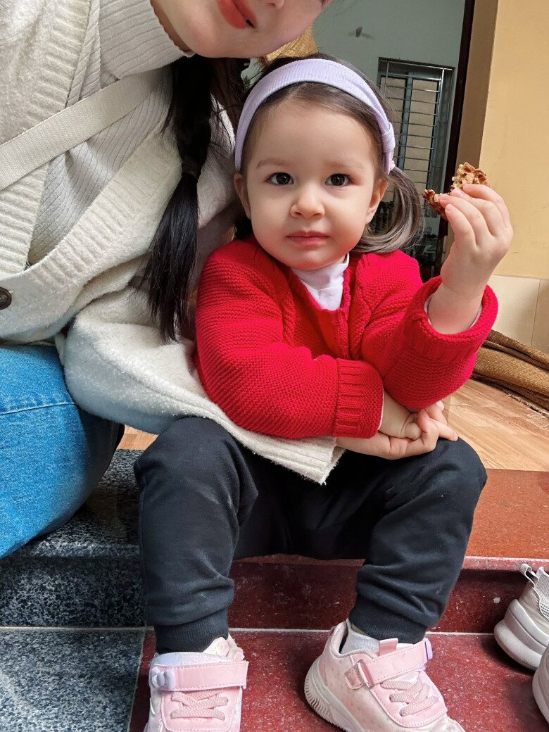 Lan Phương một mình đưa con về quê ăn giỗ, nhóc tỳ lai Tây chuẩn bé gái quê, ngồi chiếu, gặm cánh gà - 4